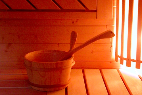 emmer en lepel die in een sauna worden gebruikt voor opgietingen