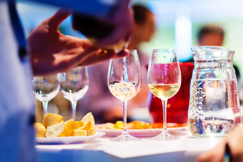 glazen wijn en karaf water tijdens date