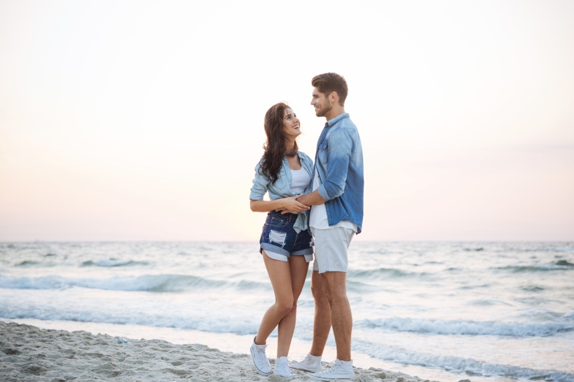 lange man en kleinere vrouw samen op strand