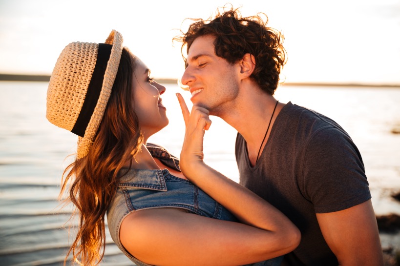 man en vrouw hebben zomerliefde