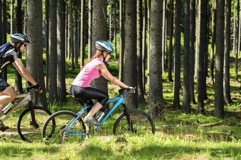 sportief stel samen op mountainbike