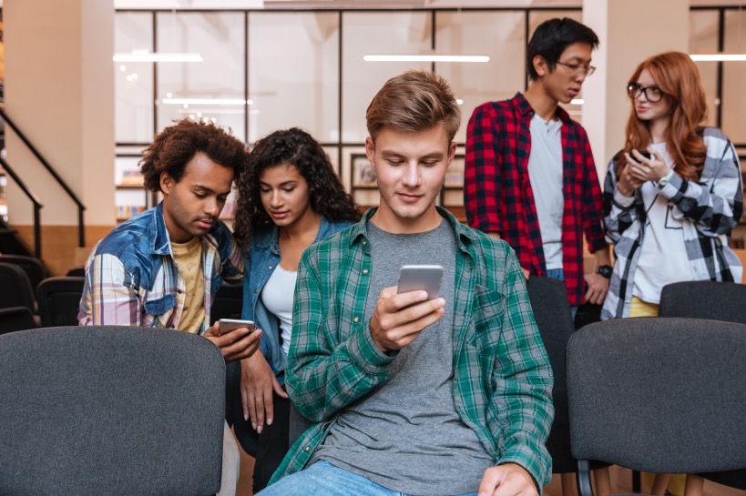 vrienden met telefoons denken na over interessebericht