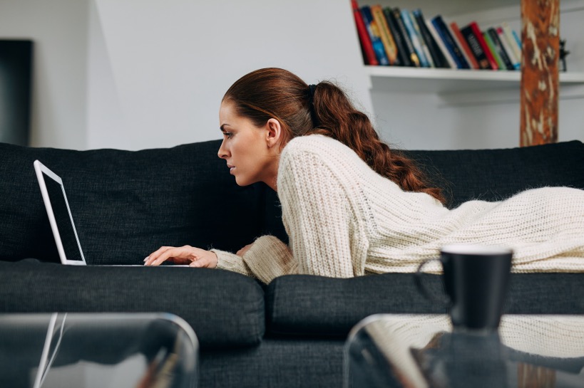 vrouw denkt na of ze gaat reageren op interessebericht