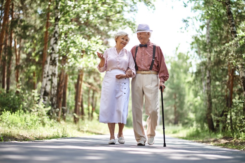 vrouw en man met wandelstok gelukkig aan het daten