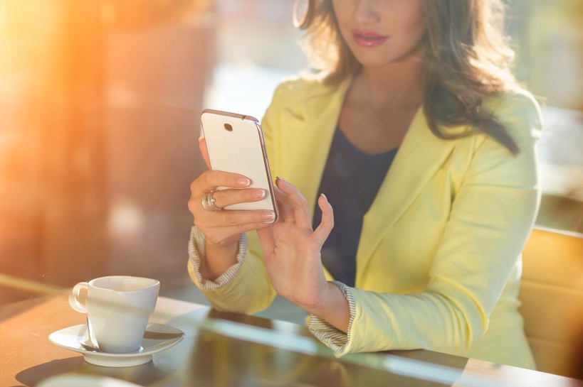 vrouw kijkt alleen op telefoon tijdens date