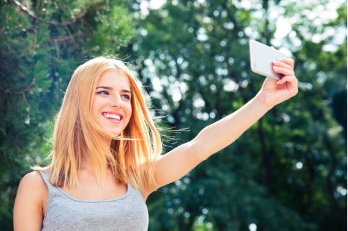 vrouw maakt selfie om te laten zien hoe makkelijk het is om een profielfoto te maken