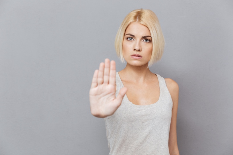 vrouw maakt stopgebaar met hand