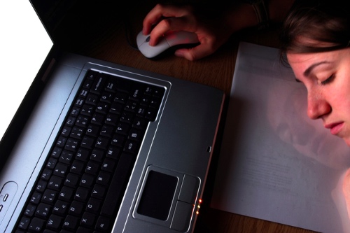 vrouw slaapt achter laptop omdat ze moe werd van online daten