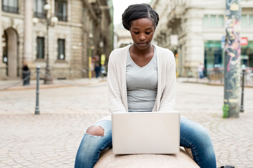 vrouw werkt aan haar profiel op datingsite